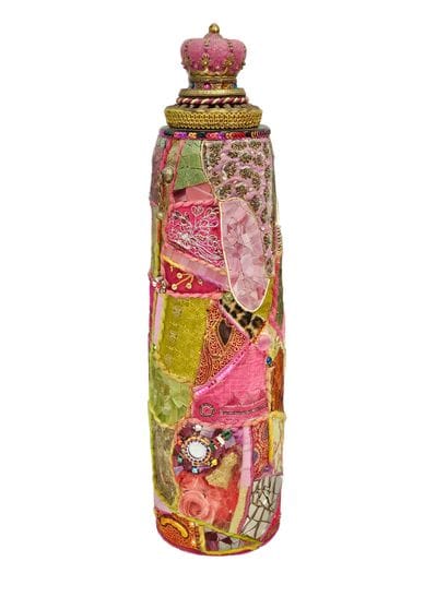 Queen II Beatrice SERRE 1970
Bottle covered...