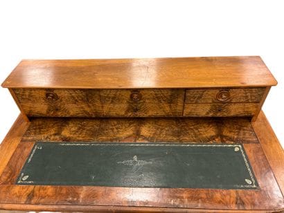 FRENCH WORK mid 19th century
Walnut and walnut...