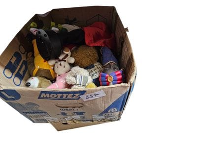 Ensemble de poupee,peluches et divers en...