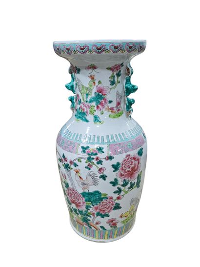 Travail asiatique Xxème siècle
Vase en porcelaine...