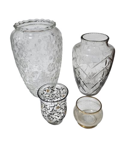 Ensemble de quatre vases en verre moulé