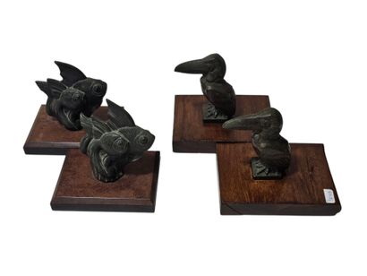 Two pairs of regule bookends depicting 
Fish...