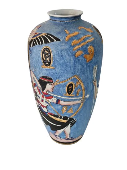 TRAVAIL ASIATIQUE XXI éme siecle 
Vase en...