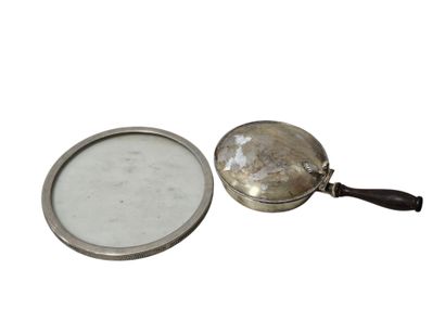 Dessous de plat en metal argenté et verre
On...