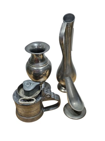 Ensemble d'étain comprenant 
Vase, aiguiere,...
