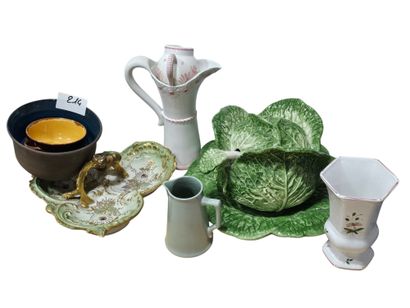 Ensemble de porcelaine comprenant
Une soupière...