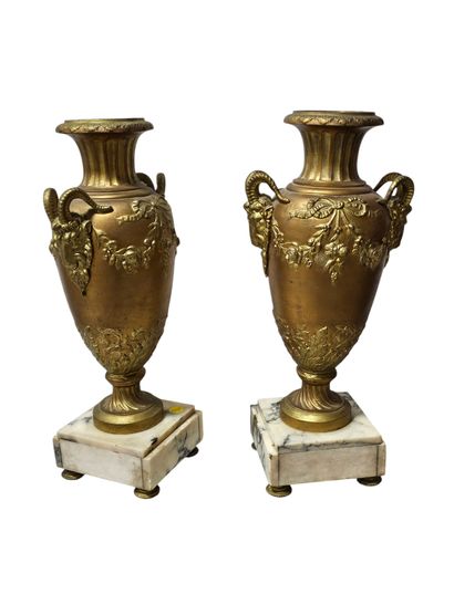 Paire d'urne en regule redoré sur socle en...