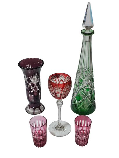 Ensemble de cristal coloré 
Carafe de couleur...