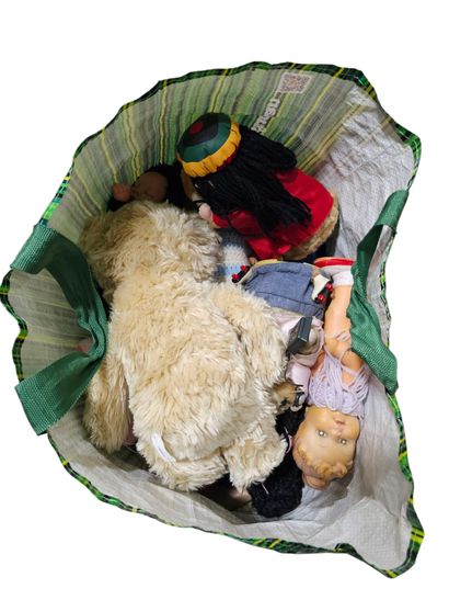Ensemble de peluches et poupées