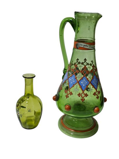 Aiguiere en verre de couleur verte 
Un petit...