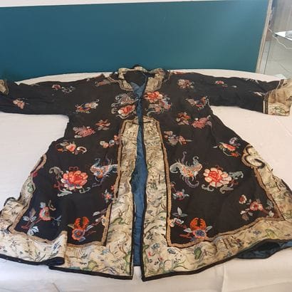 JAPON Xxème SIECLE 
Trois tenues de cérémonie...