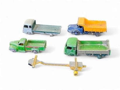 DINKY TOYS 
4 camions bennes on y joint partie...