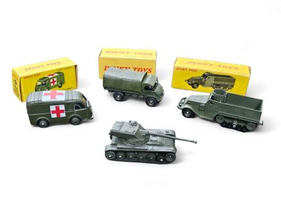 DINKY TOYS 
Ensemble de trois vehicule militaire...