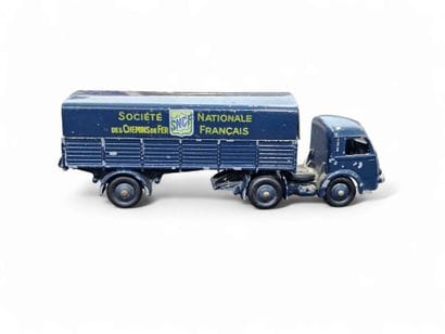 DINKY TOYS 
Tracteur Panhard avec semi SNCF...