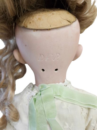 DEP
Poupée tête en porcelaine, corps, bras...