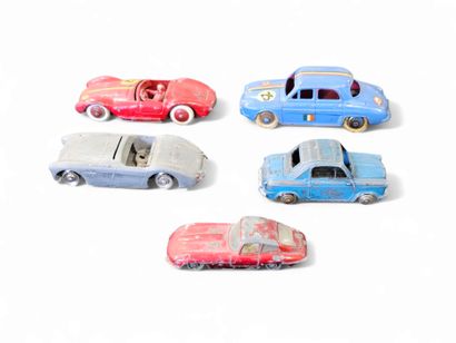 DINKY TOYS 
4 voitures de marque RENAULT,AUSTIN...