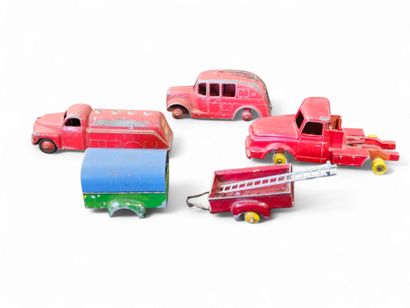 DINK TOYS
2 camions et deux remorques on...