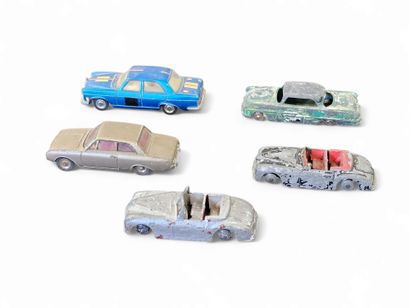 DINKY TOYS 
5 voitures de marque MERCEDES...