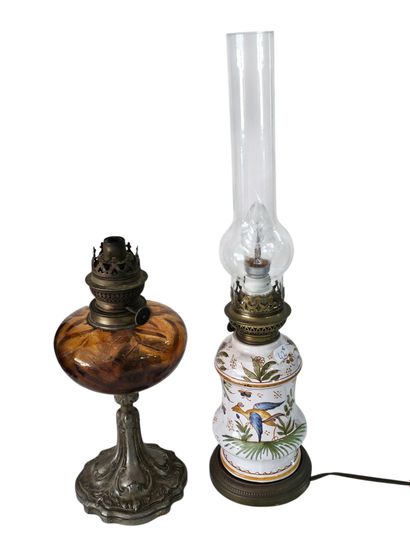 Lampe de style moustier 
On y joint 
Une...