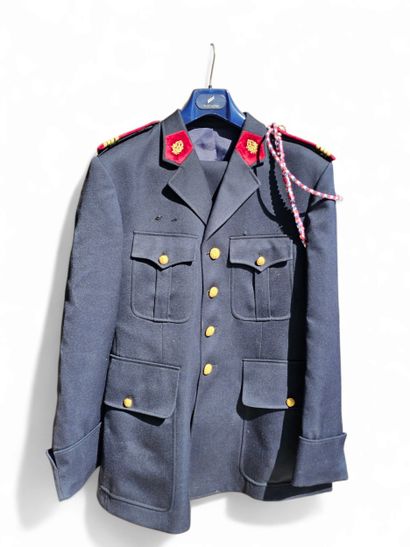 Un carton d'uniforme militaire 
Deux Vestes,...