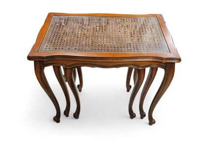 Trois tables gigognes en bois, cannage et...
