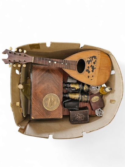 Trinket set 
Wooden boxes, mandolin and ...