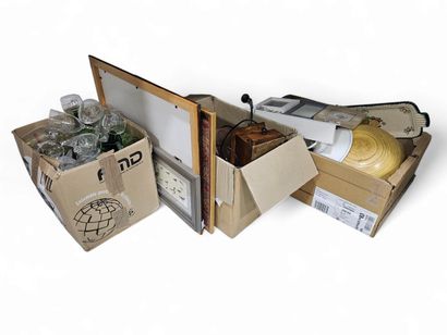 Trois cartons de bibelots, vaisselles, verreries...