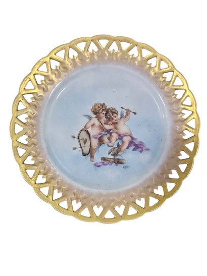 LIMOGES
Large porcelain dish depicting Madame...