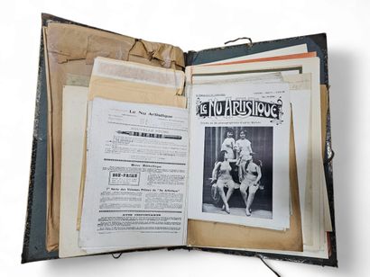 Ensemble de photos, dessins, revues et d...