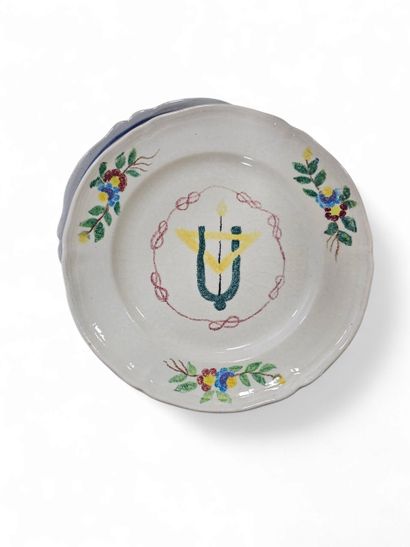 ENSEMBLE DE HUIT ASSIETTES en faïence à décor...