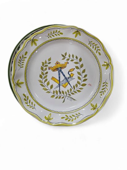 ENSEMBLE DE HUIT ASSIETTES en faïence à décor...