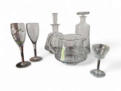 Partie de service de verres en verre gravé
Comprenant
Deux...