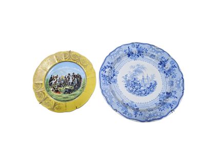 Plat rond creux en faience à decor de château
On...