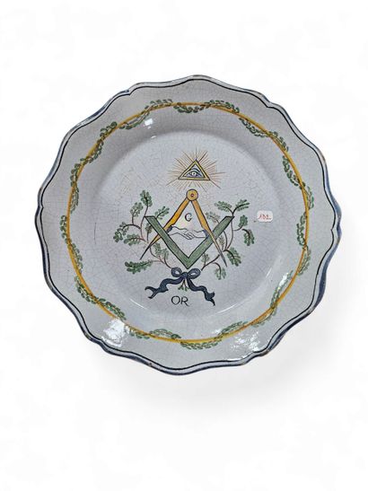 ENSEMBLE DE SEPT ASSIETTES en faïence à décor...
