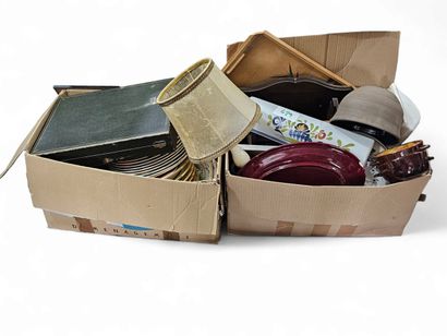 Deux cartons de fond de maison, vaisselles,...