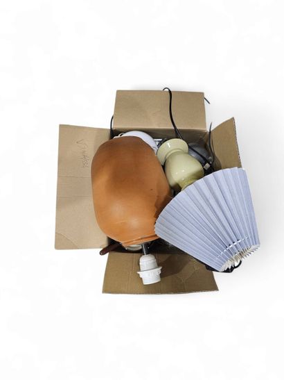 Ensemble de bibelots comprenant
Lampes, carafe,...
