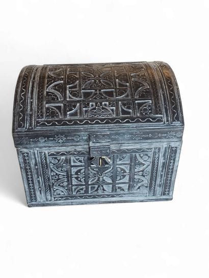 NIGER XXème siècle 
Coffre en bois et cuir...