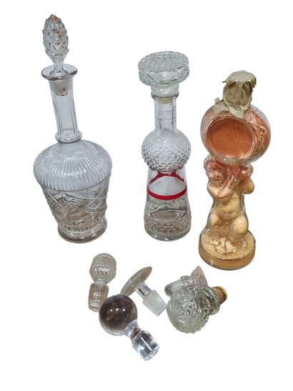 Ensemble de sept bouteilles en verre et un...