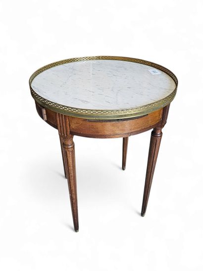 Bouillotte table in walnut and walnut veneer...