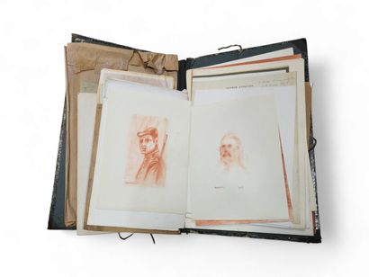 Ensemble de photos, dessins, revues et d...