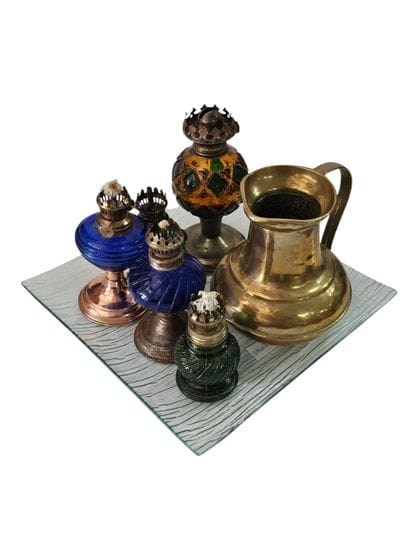 Ensemble de petite lampes à petrole 
On y...
