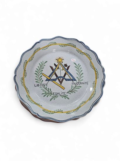 ENSEMBLE DE SEPT ASSIETTES en faïence à décor...