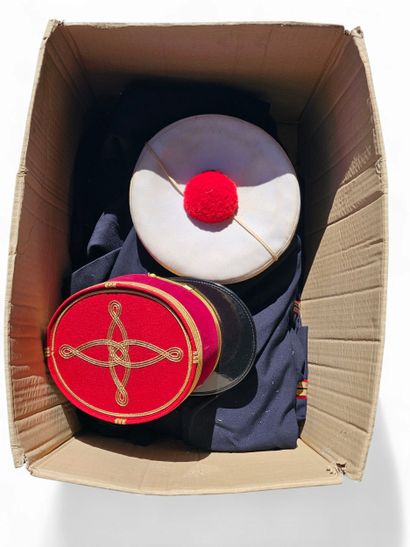 Un carton d'uniforme militaire 
Deux Vestes,...