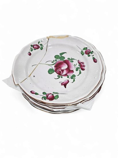 LES ISLETTES
Cinq assiettes en faience à...