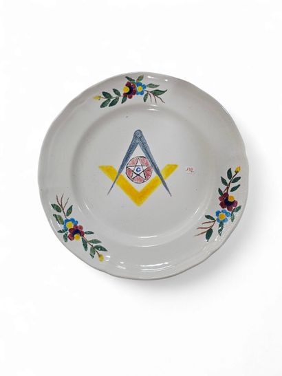 ENSEMBLE DE HUIT ASSIETTES en faïence à décor...