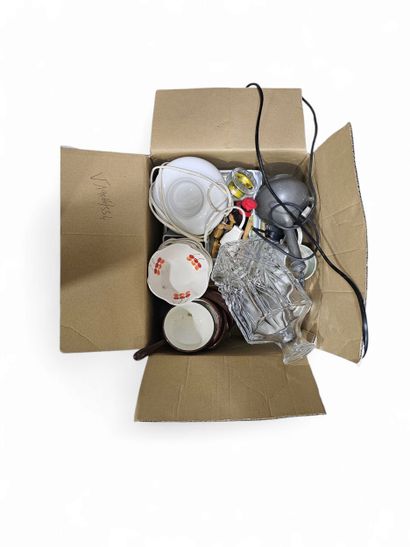 Ensemble de bibelots comprenant
Lampes, carafe,...