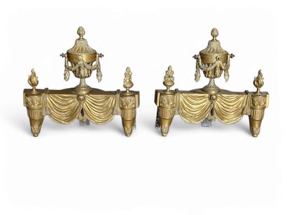 PAIRE de TÊTE de CHENETS de style Louis XVI...