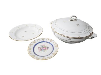 Partie de service de table en porcelaine...