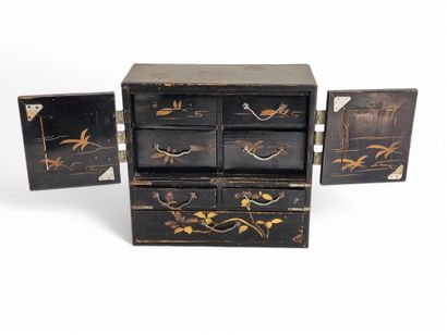 JAPON XXème siècle
Petit coffret cabinet...