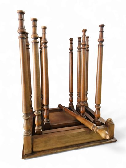 Trois petite tables gigognes 
Dimension:48x28x38cm
Accident...